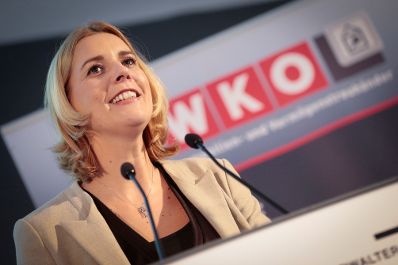 Am 22. September 2015 fand ein Festakt anl&auml;sslich des 42. Bundestags der Immobilien- und Verm&ouml;genstreuh&auml;nder in der Aula der Wissenschaften statt. Im Bild Staatssekret&auml;rin Sonja Ste&szlig;l bei ihrer Festrede.