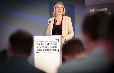 Am 22. September 2015 fand ein Festakt anl&auml;sslich des 42. Bundestags der Immobilien- und Verm&ouml;genstreuh&auml;nder in der Aula der Wissenschaften statt. Im Bild Staatssekret&auml;rin Sonja Ste&szlig;l bei ihrer Festrede.