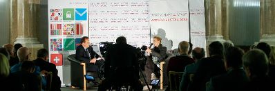 Am 29. September 2015 nahm Staatssekr&auml;terin Sonja Ste&szlig;l (r.) am Agenda Austria 2020 Business Talk teil. Im Bild mit dem Leiter des Bereiches IKT-Strategie des Bundes, Roland Ledinger (l.).