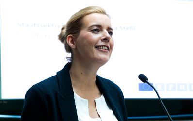Am 1. Oktober 2015 hielt Staatssekret&auml;rin Sonja Ste&szlig;l (im Bild) das Er&ouml;ffnungsreferat bei der Auftaktveranstaltung EFRE-Programm &quot;Investitionen in Wachstum und Besch&auml;ftigung &Ouml;sterreich 2014 bis 2020&quot;.