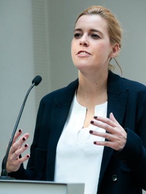 Am 1. Oktober 2015 hielt Staatssekret&auml;rin Sonja Ste&szlig;l (im Bild) das Er&ouml;ffnungsreferat bei der Auftaktveranstaltung EFRE-Programm &quot;Investitionen in Wachstum und Besch&auml;ftigung &Ouml;sterreich 2014 bis 2020&quot;.