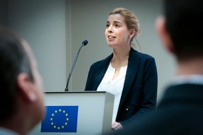 Am 1. Oktober 2015 hielt Staatssekret&auml;rin Sonja Ste&szlig;l (im Bild) das Er&ouml;ffnungsreferat bei der Auftaktveranstaltung EFRE-Programm &quot;Investitionen in Wachstum und Besch&auml;ftigung &Ouml;sterreich 2014 bis 2020&quot;.