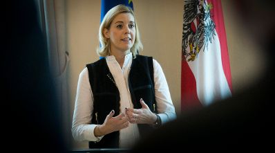 Am 12. Oktober 2015 empfing Staatssekret&auml;rin Sonja Ste&szlig;l (im Bild) den Pr&auml;sidenten des Bundesverbandes mittelst&auml;ndische Wirtschaft Mario Ohoven zu einem Arbeitsgespr&auml;ch.