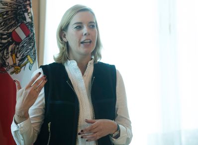 Am 12. Oktober 2015 empfing Staatssekret&auml;rin Sonja Ste&szlig;l (im Bild) den Pr&auml;sidenten des Bundesverbandes mittelst&auml;ndische Wirtschaft Mario Ohoven zu einem Arbeitsgespr&auml;ch.