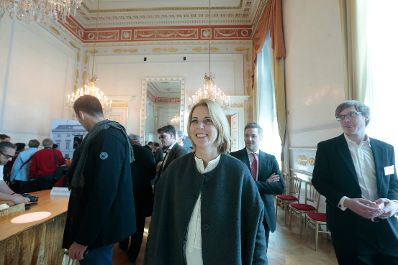 Am 26. Oktober 2015 empfing Staatssekret&auml;rin Sonja Ste&szlig;l im Rahmen des Nationalfeiertages Besucherinnen und Besucher im Bundeskanzleramt.