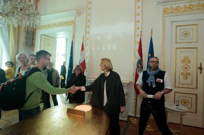 Am 26. Oktober 2015 empfing Staatssekret&auml;rin Sonja Ste&szlig;l im Rahmen des Nationalfeiertages Besucherinnen und Besucher im Bundeskanzleramt.