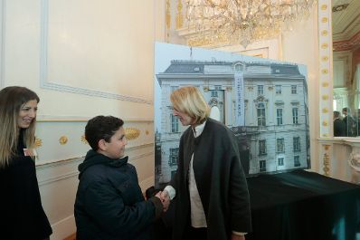 Am 26. Oktober 2015 empfing Staatssekret&auml;rin Sonja Ste&szlig;l im Rahmen des Nationalfeiertages Besucherinnen und Besucher im Bundeskanzleramt.