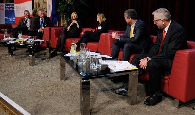 Am 9. November 2015 nahm Staatssekret&auml;rin Sonja Ste&szlig;l im Rahmen des 3. &Ouml;sterreichischen Stadtregionstag an dem Podiumsgespr&auml;ch &quot;Stadt- und Metropolregionen heute und morgen&quot; teil. Im Bild (v.l.n.r.) Oberb&uuml;rgermeister der Stadt N&uuml;rnberg Ulrich Maly, Pr&auml;sident des &Ouml;sterreichischen Gemeindebunds Helmut M&ouml;dlhammer, Staatssekret&auml;rin Sonja Ste&szlig;l, Moderatorin Corinna Milborn, Landtagsabgeordneter Martin Schuster und SP&Ouml;-Klubobmann Rudi Schicker.