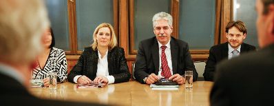 Am 11. November 2015 fand der Abschluss der Gehaltsverhandlungen &Ouml;ffentlicher Dienst statt. Im Bild Staatssekret&auml;rin Sonja Ste&szlig;l (l.) mit Finanzminister Hans-J&ouml;rg Schelling (r.).