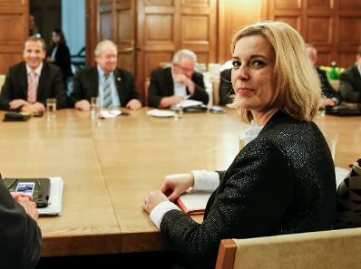 Am 11. November 2015 fand der Abschluss der Gehaltsverhandlungen &Ouml;ffentlicher Dienst statt. Im Bild Staatssekret&auml;rin Sonja Ste&szlig;l.