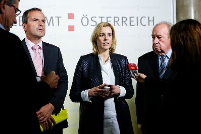 Am 11. November 2015 fand der Abschluss der Gehaltsverhandlungen &Ouml;ffentlicher Dienst statt. Im Bild Staatssekret&auml;rin Sonja Ste&szlig;l (m.) mit dem Vorsitzenden der Gewerkschaft &ouml;ffentlicher Dienst Fritz Neugebauer (r.) und dem Vorsitzenden der Gewerkschaft der Gemeindebediensteten Christian Meidlinger (l.).