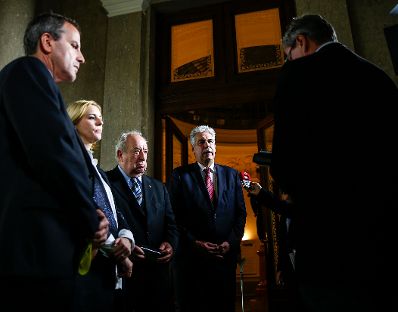 Am 11. November 2015 fand der Abschluss der Gehaltsverhandlungen &Ouml;ffentlicher Dienst statt. Im Bild Staatssekret&auml;rin Sonja Ste&szlig;l (m.l.) mit Finanzminister Hans-J&ouml;rg Schelling (r.), dem Vorsitzenden der Gewerkschaft &ouml;ffentlicher Dienst Fritz Neugebauer (m.r.) und dem Vorsitzenden der Gewerkschaft der Gemeindebediensteten Christian Meidlinger (l.).