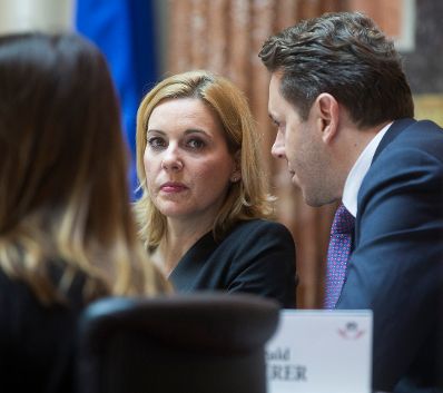 Am 18. November 2015 fand die parlamentarische Enquete &quot;Digitaler Wandel und Politik&quot; statt. Im Bild Staatssekret&auml;rin Sonja Ste&szlig;l mit Staatssekret&auml;r Harald Mahrer.