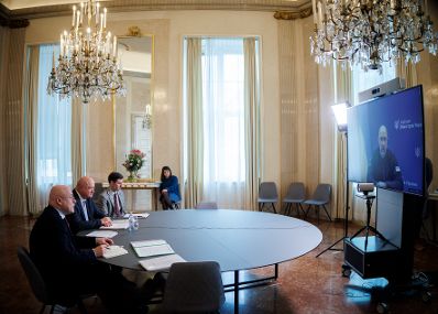Am 28. M&auml;rz 2025 nahm Bundeskanzler Christian Stocker (2.v.l.) an einer Videokonferenz mit dem ukrainischen Ministerpr&auml;sidenten, Denys Schmyhal (r.), teil.