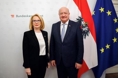 Am 31. M&auml;rz 2025 empfing Bundeskanzler Christian Stocker (r.) die 3. Nationalratspr&auml;sidentin Doris Bures (l.) zu einem Arbeitsgespr&auml;ch.