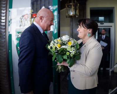 Am 4. April 2025 besuchte Bundeskanzler Christian Stocker (l.) im Rahmen seines Bundesl&auml;ndertags in der Steiermark das Amt der Steierm&auml;rkischen Landesregierung in Graz. Im Bild mit der Landeshauptmann-Stellvertreterin der Steiermark Manuela Khom (r.).