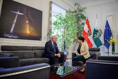Am 4. April 2025 besuchte Bundeskanzler Christian Stocker (l.) im Rahmen seines Bundesl&auml;ndertags in der Steiermark das Amt der Steierm&auml;rkischen Landesregierung in Graz. Im Bild bei einem Arbeitsgespr&auml;ch mit der Landeshauptmann-Stellvertreterin der Steiermark Manuela Khom (r.).