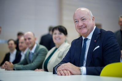 Am 4. April 2025 besuchte Bundeskanzler Christian Stocker (r.) im Rahmen seines Bundesl&auml;ndertags in der Steiermark das RCPE-Forschungszentrum.