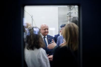 Am 4. April 2025 besuchte Bundeskanzler Christian Stocker (m.) im Rahmen seines Bundesl&auml;ndertags in der Steiermark das RCPE-Forschungszentrum.