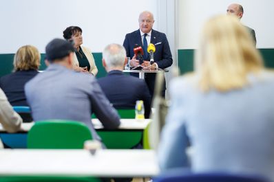 Am 4. April 2025 besuchte Bundeskanzler Christian Stocker (m.) im Rahmen seines Bundesl&auml;ndertags in der Steiermark das RCPE-Forschungszentrum.