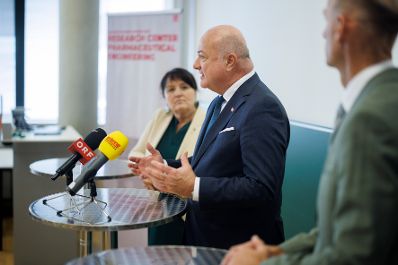 Am 4. April 2025 besuchte Bundeskanzler Christian Stocker (m.) im Rahmen seines Bundesl&auml;ndertags in der Steiermark das RCPE-Forschungszentrum.