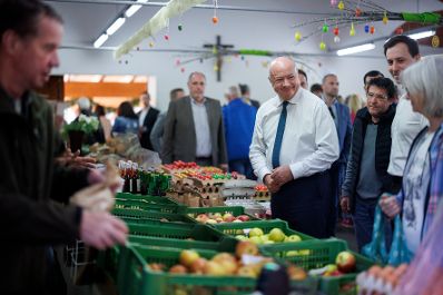 Am 4. April 2025 besuchte Bundeskanzler Christian Stocker (m.r.) im Rahmen seines Bundesl&auml;ndertages in der Steiermark den Bauernmarkt Liebenau.