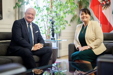 Am 4. April 2025 besuchte Bundeskanzler Christian Stocker (l.) im Rahmen seines Bundesl&auml;ndertags in der Steiermark das Amt der Steierm&auml;rkischen Landesregierung in Graz. Im Bild bei einem Arbeitsgespr&auml;ch mit der Landeshauptmann-Stellvertreterin der Steiermark Manuela Khom (r.).