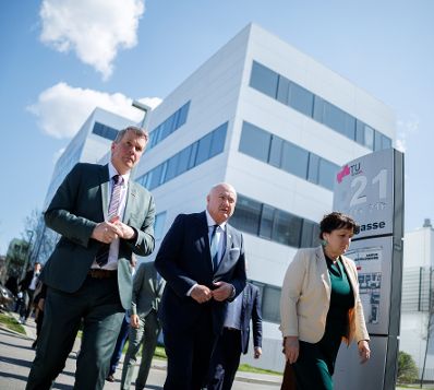 Am 4. April 2025 besuchte Bundeskanzler Christian Stocker (m.) im Rahmen seines Bundesl&auml;ndertags in der Steiermark das RCPE-Forschungszentrum.