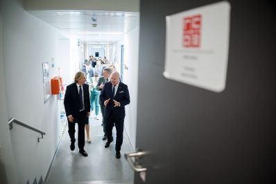 Am 4. April 2025 besuchte Bundeskanzler Christian Stocker (r.) im Rahmen seines Bundesl&auml;ndertags in der Steiermark das RCPE-Forschungszentrum.