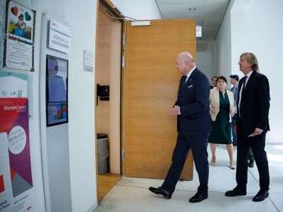 Am 4. April 2025 besuchte Bundeskanzler Christian Stocker (m.) im Rahmen seines Bundesl&auml;ndertags in der Steiermark das RCPE-Forschungszentrum.