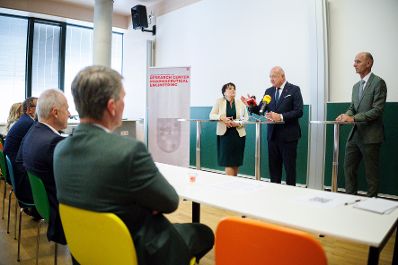 Am 4. April 2025 besuchte Bundeskanzler Christian Stocker (2.v.r.) im Rahmen seines Bundesl&auml;ndertags in der Steiermark das RCPE-Forschungszentrum.