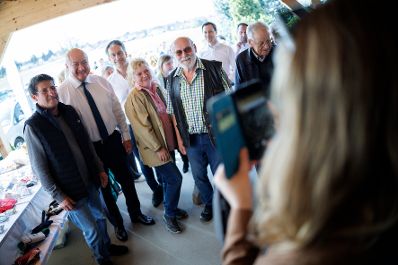 Am 4. April 2025 besuchte Bundeskanzler Christian Stocker (2.v.l.) im Rahmen seines Bundesl&auml;ndertages in der Steiermark den Bauernmarkt Liebenau.