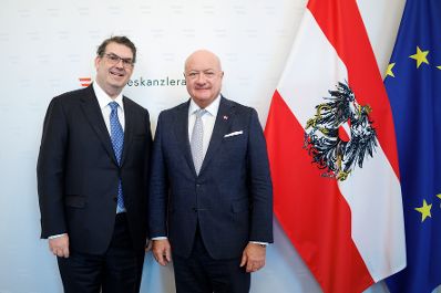 Am 7. April 2025 empfing Bundeskanzler Christian Stocker (r.) den IKG-Pr&auml;sidenten Oskar Deutsch (l.) zu einem Arbeitsgespr&auml;ch.