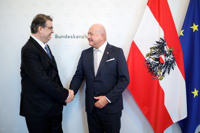Am 7. April 2025 empfing Bundeskanzler Christian Stocker (r.) den IKG-Pr&auml;sidenten Oskar Deutsch (l.) zu einem Arbeitsgespr&auml;ch.