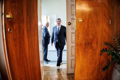 Am 7. April 2025 empfing Bundeskanzler Christian Stocker (l.) den IKG-Pr&auml;sidenten Oskar Deutsch (r.) zu einem Arbeitsgespr&auml;ch.