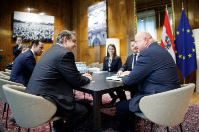 Am 7. April 2025 empfing Bundeskanzler Christian Stocker (m.r.) den IKG-Pr&auml;sidenten Oskar Deutsch (m.l.) zu einem Arbeitsgespr&auml;ch.