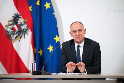 Am 8. April 2025 fand im Bundeskanzleramt die Klausurtagung der Bundesregierung statt. Im Bild Bundesminister Gerhard Karner beim Pressebriefing.
