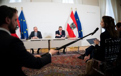 Am 8. April 2025 fand im Bundeskanzleramt die Klausurtagung der Bundesregierung statt. Im Bild Bundesminister Gerhard Karner (l.) und Staatssekret&auml;r J&ouml;rg Leichtfried (r.) beim Pressebriefing.