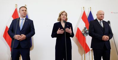Am 8. April 2025 fand im Bundeskanzleramt die Klausurtagung der Bundesregierung statt. Im Bild Bundeskanzler Christian Stocker (r.), Vizekanzler Andreas Babler (l.) und Bundesministerin Beate Meinl-Reisinger (m.) beim Doorstep.