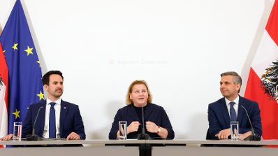 Am 9. April 2025 fand im Bundeskanzleramt die Klausurtagung der Bundesregierung statt. Im Bild Bundesminister Wolfgang Hattmannsdorfer (r.), Bundesministerin Korinna Schumann (m.) und Bundesminister Christoph Wiederkehr (l.) beim Pressebriefing.