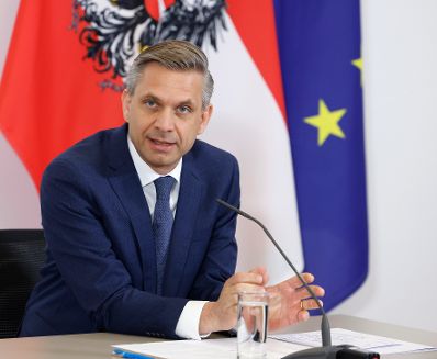 Am 9. April 2025 fand im Bundeskanzleramt die Klausurtagung der Bundesregierung statt. Im Bild Bundesminister Wolfgang Hattmannsdorfer beim Pressebriefing.