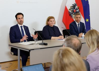 Am 9. April 2025 fand im Bundeskanzleramt die Klausurtagung der Bundesregierung statt. Im Bild Bundesminister Wolfgang Hattmannsdorfer (r.), Bundesministerin Korinna Schumann (m.) und Bundesminister Christoph Wiederkehr (l.) beim Pressebriefing.