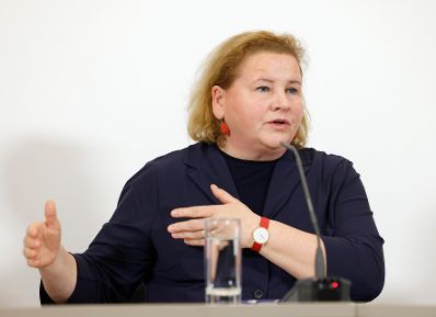 Am 9. April 2025 fand im Bundeskanzleramt die Klausurtagung der Bundesregierung statt. Im Bild Bundesministerin Korinna Schumann beim Pressebriefing.