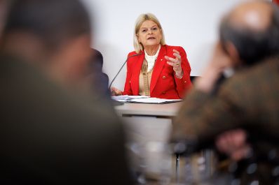 Am 8. April 2025 fand im Bundeskanzleramt die Klausurtagung der Bundesregierung statt. Im Bild Bundesministerin Klaudia Tanner beim Pressebriefing.