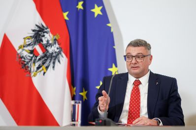Am 8. April 2025 fand im Bundeskanzleramt die Klausurtagung der Bundesregierung statt. Im Bild Staatssekret&auml;r J&ouml;rg Leichtfried beim Pressebriefing.