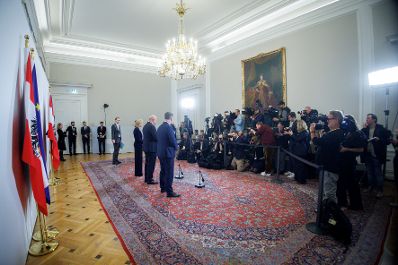 Am 8. April 2025 fand im Bundeskanzleramt die Klausurtagung der Bundesregierung statt. Im Bild Bundeskanzler Christian Stocker (m.), Vizekanzler Andreas Babler (r.) und Bundesministerin Beate Meinl-Reisinger (l.) beim Doorstep.
