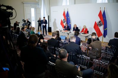 Am 8. April 2025 fand im Bundeskanzleramt die Klausurtagung der Bundesregierung statt. Im Bild (v.l.n.r.) Staatssekret&auml;r J&ouml;rg Leichtfried, Bundesministerin Beate Meinl-Reisinger und Bundesministerin Klaudia Tanner beim Pressebriefing.