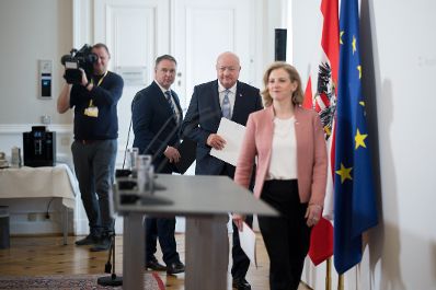 Am 9. April 2025 nahmen Bundeskanzler Christian Stocker (m.), Vizekanzler Andreas Babler (m.l.) und Bundesministerin Beate Meinl-Reisinger (r.) am Pressefoyer nach dem Ministerrat teil.
