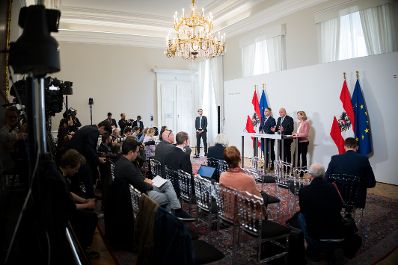 Am 9. April 2025 nahmen Bundeskanzler Christian Stocker, Vizekanzler Andreas Babler und Bundesministerin Beate Meinl-Reisinger am Pressefoyer nach dem Ministerrat teil.
