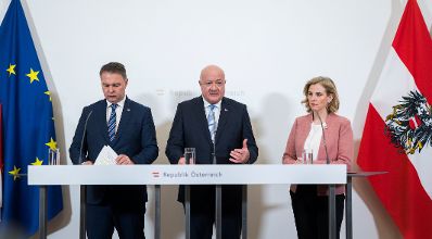 Am 9. April 2025 nahmen Bundeskanzler Christian Stocker (m.), Vizekanzler Andreas Babler (l.) und Bundesministerin Beate Meinl-Reisinger (r.) am Pressefoyer nach dem Ministerrat teil.